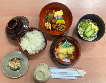 僧兵弁当（上・葛餅付）と冷しうどん