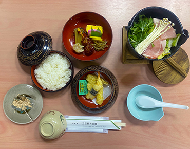 うどん鍋とひょうたん弁当